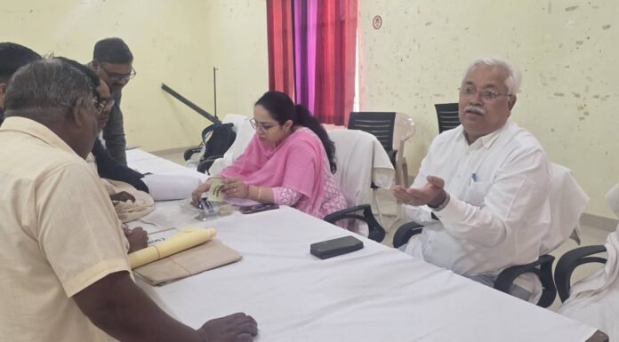विधान परिषद चुनाव के लिए पोलिंग पार्टियां रवाना, डीएम ने परखी व्यवस्था सात मतदान केंद्रों पर 1,540 मतदाता करेंगे मताधिकार का प्रयोग 23 अक्टूबर को सुबह आठ से शाम चार बजे तक होगा मतदान