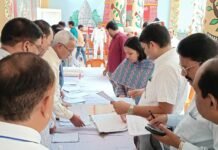 शिक्षक निर्वाचन के लिए पोलिंग पार्टियां रवाना डीएम कृतिका ज्योत्स्ना ने कलेक्ट्रेट परिसर से रवानगी व्यवस्था का लिया जायजा निष्पक्ष, पारदर्शी और शांतिपूर्ण मतदान कराने के दिए निर्देश
