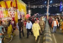 डीएम ने कंपनी बाग से गांधी नगर तक पैदल भ्रमण कर परखी मेला व्यवस्था मूर्ति विसर्जन के मद्देनजर अमहट घाट का भी किया निरीक्षण, गोताखोरों, नाव, लाइट और बैरिकेडिंग की व्यवस्था के निर्देश