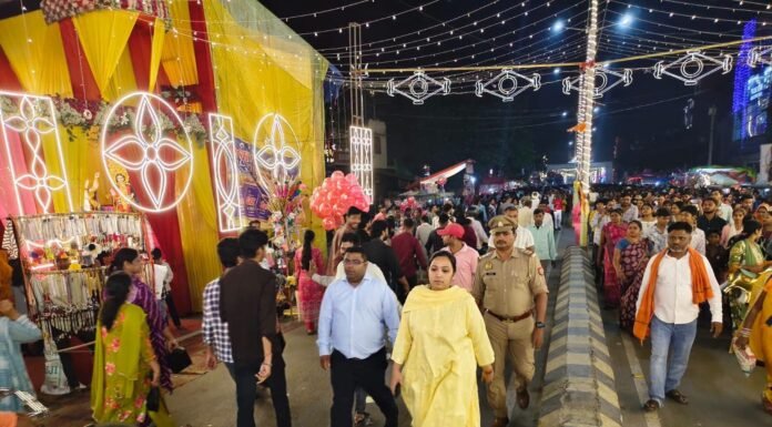 डीएम ने कंपनी बाग से गांधी नगर तक पैदल भ्रमण कर परखी मेला व्यवस्था मूर्ति विसर्जन के मद्देनजर अमहट घाट का भी किया निरीक्षण, गोताखोरों, नाव, लाइट और बैरिकेडिंग की व्यवस्था के निर्देश