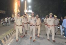 पीईटी अभ्यर्थियों से मिले डीआईजी, सुरक्षा और यातायात व्यवस्था का लिया जायजा डीआईजी संजीव त्यागी ने एसपी बस्ती के साथ परीक्षा केंद्रों, बस स्टेशन और रेलवे स्टेशन का किया निरीक्षण