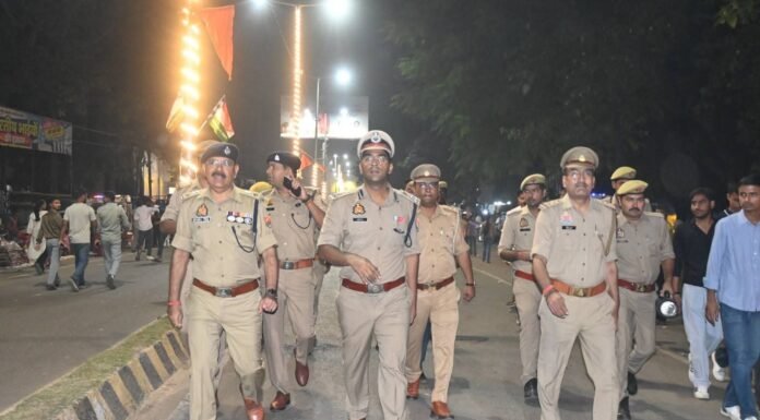 पीईटी अभ्यर्थियों से मिले डीआईजी, सुरक्षा और यातायात व्यवस्था का लिया जायजा डीआईजी संजीव त्यागी ने एसपी बस्ती के साथ परीक्षा केंद्रों, बस स्टेशन और रेलवे स्टेशन का किया निरीक्षण