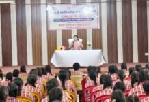 डीएम ने छात्राओं से किया संवाद, लक्ष्य तय कर आगे बढ़ने के लिए किया प्रेरित पीएम श्री राजकीय बालिका इंटर कॉलेज में संवाद एवं मार्गदर्शन कार्यक्रम, छात्राओं ने साझा किए सवाल और सपने