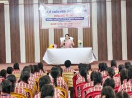 डीएम ने छात्राओं से किया संवाद, लक्ष्य तय कर आगे बढ़ने के लिए किया प्रेरित पीएम श्री राजकीय बालिका इंटर कॉलेज में संवाद एवं मार्गदर्शन कार्यक्रम, छात्राओं ने साझा किए सवाल और सपने
