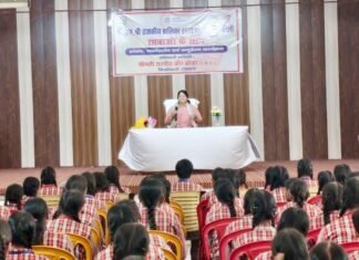डीएम ने छात्राओं से किया संवाद, लक्ष्य तय कर आगे बढ़ने के लिए किया प्रेरित पीएम श्री राजकीय बालिका इंटर कॉलेज में संवाद एवं मार्गदर्शन कार्यक्रम, छात्राओं ने साझा किए सवाल और सपने