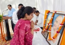 गांधी-शास्त्री के आदर्शों को जीवन में उतारना ही सच्ची श्रद्धांजलि डीएम ने कलेक्ट्रेट में दोनों महापुरुषों के चित्र पर किया माल्यार्पण, अधिकारियों-कर्मचारियों को दिलाया सत्य, अहिंसा और कर्तव्यनिष्ठा का संदेश