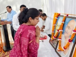 गांधी-शास्त्री के आदर्शों को जीवन में उतारना ही सच्ची श्रद्धांजलि डीएम ने कलेक्ट्रेट में दोनों महापुरुषों के चित्र पर किया माल्यार्पण, अधिकारियों-कर्मचारियों को दिलाया सत्य, अहिंसा और कर्तव्यनिष्ठा का संदेश