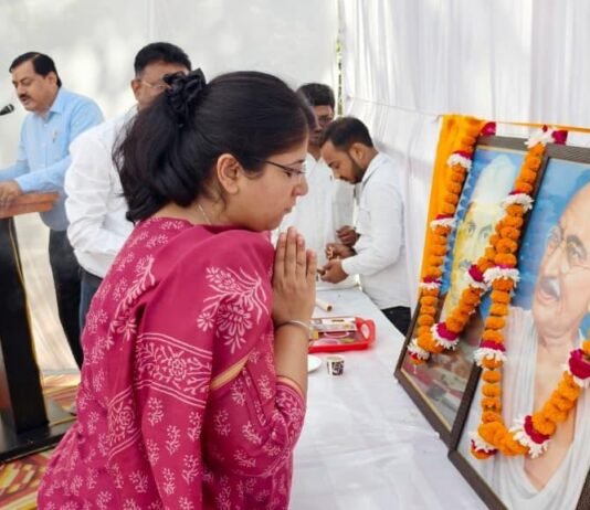 गांधी-शास्त्री के आदर्शों को जीवन में उतारना ही सच्ची श्रद्धांजलि डीएम ने कलेक्ट्रेट में दोनों महापुरुषों के चित्र पर किया माल्यार्पण, अधिकारियों-कर्मचारियों को दिलाया सत्य, अहिंसा और कर्तव्यनिष्ठा का संदेश