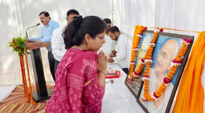 गांधी-शास्त्री के आदर्शों को जीवन में उतारना ही सच्ची श्रद्धांजलि डीएम ने कलेक्ट्रेट में दोनों महापुरुषों के चित्र पर किया माल्यार्पण, अधिकारियों-कर्मचारियों को दिलाया सत्य, अहिंसा और कर्तव्यनिष्ठा का संदेश