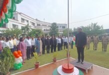 गांधी-शास्त्री के आदर्शों से जनसेवा का संकल्प डीएम दीपक मीणा ने किया ध्वजारोहण, महापुरुषों के चित्र पर माल्यार्पण कर दी श्रद्धांजलि; पौधरोपण से पर्यावरण संरक्षण का संदेश
