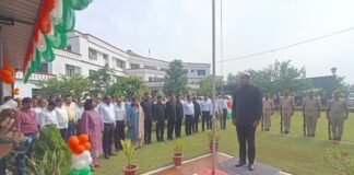 गांधी-शास्त्री के आदर्शों से जनसेवा का संकल्प डीएम दीपक मीणा ने किया ध्वजारोहण, महापुरुषों के चित्र पर माल्यार्पण कर दी श्रद्धांजलि; पौधरोपण से पर्यावरण संरक्षण का संदेश