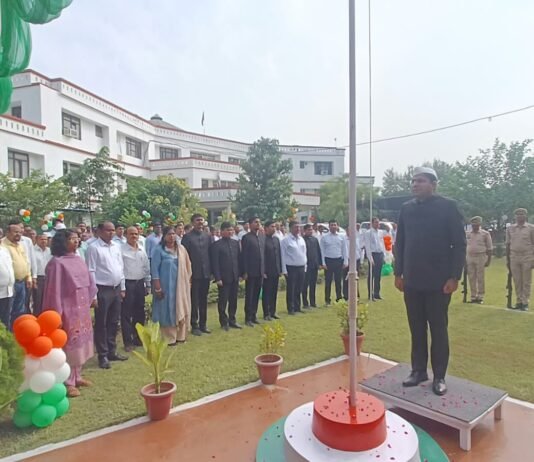 गांधी-शास्त्री के आदर्शों से जनसेवा का संकल्प डीएम दीपक मीणा ने किया ध्वजारोहण, महापुरुषों के चित्र पर माल्यार्पण कर दी श्रद्धांजलि; पौधरोपण से पर्यावरण संरक्षण का संदेश