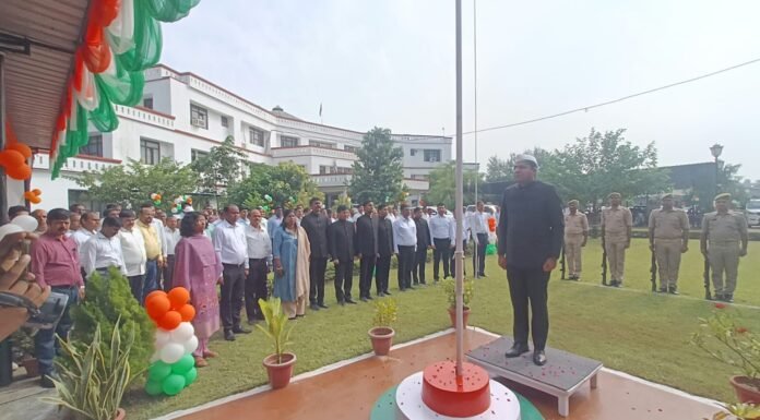 गांधी-शास्त्री के आदर्शों से जनसेवा का संकल्प डीएम दीपक मीणा ने किया ध्वजारोहण, महापुरुषों के चित्र पर माल्यार्पण कर दी श्रद्धांजलि; पौधरोपण से पर्यावरण संरक्षण का संदेश
