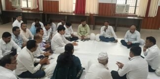 तहसील सदर में ध्वजारोहण, गांधी-शास्त्री के आदर्शों पर चलने का संकल्प एसडीएम ज्ञान प्रताप सिंह ने किया ध्वजारोहण, चित्रों पर माल्यार्पण कर दी श्रद्धांजलि; रामधुन से गूंजा तहसील सभागार