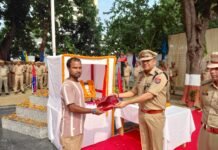 पुलिस लाइन में ध्वजारोहण, गांधी-शास्त्री के आदर्शों पर चलने की शपथ एसएसपी डॉ. कौस्तुभ ने महात्मा गांधी और लाल बहादुर शास्त्री के चित्र पर माल्यार्पण कर दी श्रद्धांजलि, पुलिसकर्मियों से ईमानदारी व कर्तव्यनिष्ठा के साथ जनसेवा का आह्वान