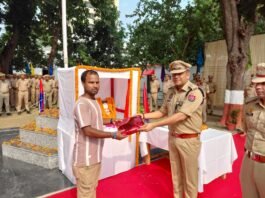 पुलिस लाइन में ध्वजारोहण, गांधी-शास्त्री के आदर्शों पर चलने की शपथ एसएसपी डॉ. कौस्तुभ ने महात्मा गांधी और लाल बहादुर शास्त्री के चित्र पर माल्यार्पण कर दी श्रद्धांजलि, पुलिसकर्मियों से ईमानदारी व कर्तव्यनिष्ठा के साथ जनसेवा का आह्वान