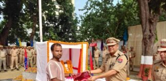 पुलिस लाइन में ध्वजारोहण, गांधी-शास्त्री के आदर्शों पर चलने की शपथ एसएसपी डॉ. कौस्तुभ ने महात्मा गांधी और लाल बहादुर शास्त्री के चित्र पर माल्यार्पण कर दी श्रद्धांजलि, पुलिसकर्मियों से ईमानदारी व कर्तव्यनिष्ठा के साथ जनसेवा का आह्वान