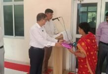 एडीजी ने किया ध्वजारोहण, गांधी-शास्त्री के आदर्शों पर चलने का संदेश राम कुमार ने दोनों महापुरुषों के चित्र पर माल्यार्पण कर दी श्रद्धांजलि, पुलिसकर्मियों से ईमानदारी और संवेदनशीलता के साथ दायित्व निभाने को कहा
