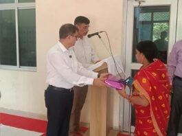 एडीजी ने किया ध्वजारोहण, गांधी-शास्त्री के आदर्शों पर चलने का संदेश राम कुमार ने दोनों महापुरुषों के चित्र पर माल्यार्पण कर दी श्रद्धांजलि, पुलिसकर्मियों से ईमानदारी और संवेदनशीलता के साथ दायित्व निभाने को कहा