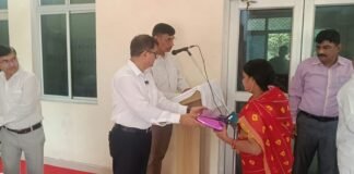 एडीजी ने किया ध्वजारोहण, गांधी-शास्त्री के आदर्शों पर चलने का संदेश राम कुमार ने दोनों महापुरुषों के चित्र पर माल्यार्पण कर दी श्रद्धांजलि, पुलिसकर्मियों से ईमानदारी और संवेदनशीलता के साथ दायित्व निभाने को कहा