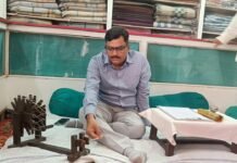 गांधी आश्रम में मंडलायुक्त ने चलाया चरखा, काता सूत इंद्र विक्रम सिंह ने गांधी-शास्त्री को दी श्रद्धांजलि, खादी उत्पादों का किया अवलोकन; स्वदेशी वस्तुओं को अपनाने की अपील