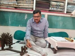 गांधी आश्रम में मंडलायुक्त ने चलाया चरखा, काता सूत इंद्र विक्रम सिंह ने गांधी-शास्त्री को दी श्रद्धांजलि, खादी उत्पादों का किया अवलोकन; स्वदेशी वस्तुओं को अपनाने की अपील
