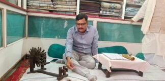 गांधी आश्रम में मंडलायुक्त ने चलाया चरखा, काता सूत इंद्र विक्रम सिंह ने गांधी-शास्त्री को दी श्रद्धांजलि, खादी उत्पादों का किया अवलोकन; स्वदेशी वस्तुओं को अपनाने की अपील