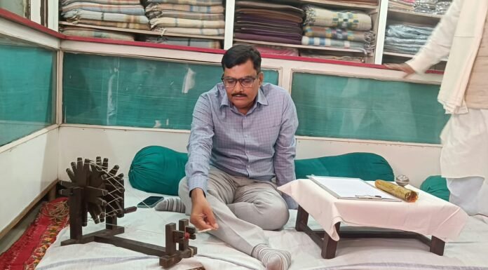 गांधी आश्रम में मंडलायुक्त ने चलाया चरखा, काता सूत इंद्र विक्रम सिंह ने गांधी-शास्त्री को दी श्रद्धांजलि, खादी उत्पादों का किया अवलोकन; स्वदेशी वस्तुओं को अपनाने की अपील