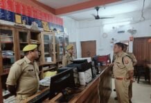 एसएसपी ने गोला और उरुवा बाजार थाने का किया औचक निरीक्षण जनसुनवाई, महिला हेल्प डेस्क और अभिलेखों की जांच, साफ-सफाई दुरुस्त रखने के निर्देश