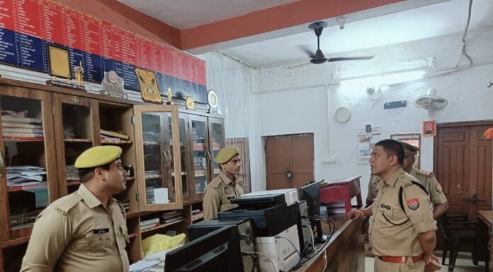 एसएसपी ने गोला और उरुवा बाजार थाने का किया औचक निरीक्षण जनसुनवाई, महिला हेल्प डेस्क और अभिलेखों की जांच, साफ-सफाई दुरुस्त रखने के निर्देश
