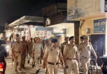 गोरखनाथ में पुलिस ने की पैदल गश्त एसपी सिटी और सीओ ने बाजारों व प्रमुख स्थानों का लिया जायजा, संदिग्ध गतिविधियों पर नजर के निर्देश