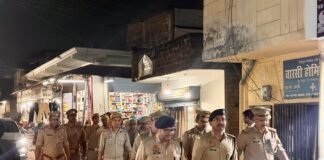 गोरखनाथ में पुलिस ने की पैदल गश्त एसपी सिटी और सीओ ने बाजारों व प्रमुख स्थानों का लिया जायजा, संदिग्ध गतिविधियों पर नजर के निर्देश