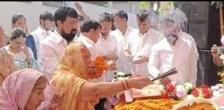 पंडित सूर्य नारायण चतुर्वेदी को नम आंखों से श्रद्धांजलि आठवीं पुण्यतिथि पर भिटहा में उमड़ा जनसमूह, जरूरतमंदों में बांटे अंगवस्त्र व नकद धनराशि