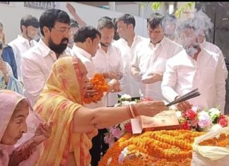 पंडित सूर्य नारायण चतुर्वेदी को नम आंखों से श्रद्धांजलि आठवीं पुण्यतिथि पर भिटहा में उमड़ा जनसमूह, जरूरतमंदों में बांटे अंगवस्त्र व नकद धनराशि