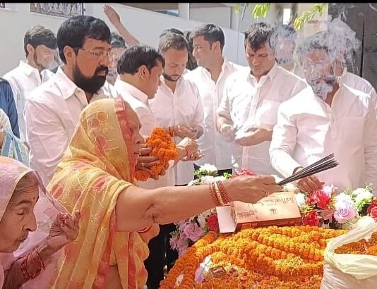 पंडित सूर्य नारायण चतुर्वेदी को नम आंखों से श्रद्धांजलि आठवीं पुण्यतिथि पर भिटहा में उमड़ा जनसमूह, जरूरतमंदों में बांटे अंगवस्त्र व नकद धनराशि