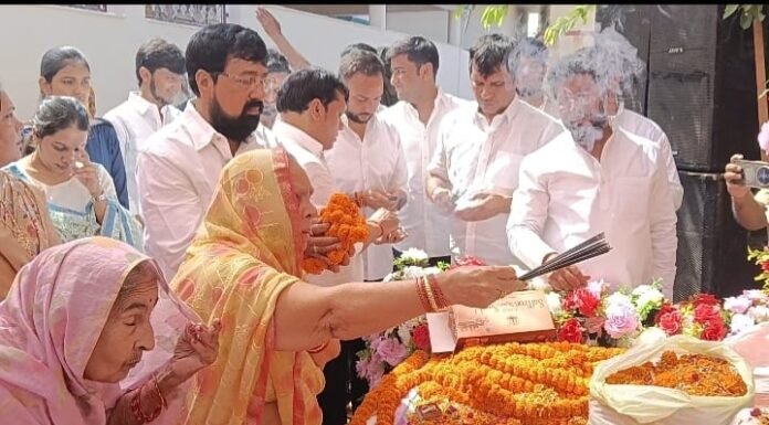 पंडित सूर्य नारायण चतुर्वेदी को नम आंखों से श्रद्धांजलि आठवीं पुण्यतिथि पर भिटहा में उमड़ा जनसमूह, जरूरतमंदों में बांटे अंगवस्त्र व नकद धनराशि