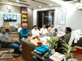 गारमेंट उद्योग के विकास को लेकर गीडा सीईओ ने उद्यमियों संग की बैठक सीएफसी निर्माण और बड़े बाइंग हाउस की जरूरत पर जोर, समस्याओं के समाधान का दिया भरोसा