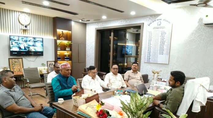 गारमेंट उद्योग के विकास को लेकर गीडा सीईओ ने उद्यमियों संग की बैठक सीएफसी निर्माण और बड़े बाइंग हाउस की जरूरत पर जोर, समस्याओं के समाधान का दिया भरोसा