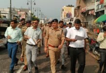 सीएम की शोभायात्रा के रूट पर डीएम-एसएसपी का पैदल मार्च गोरखनाथ मंदिर से रामलीला मैदान तक सुरक्षा व्यवस्था परखी, चप्पे-चप्पे पर निगरानी के निर्देश