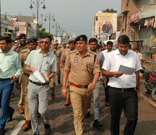 सीएम की शोभायात्रा के रूट पर डीएम-एसएसपी का पैदल मार्च गोरखनाथ मंदिर से रामलीला मैदान तक सुरक्षा व्यवस्था परखी, चप्पे-चप्पे पर निगरानी के निर्देश