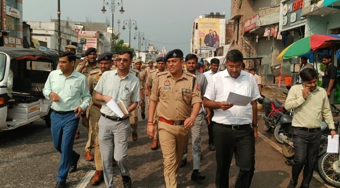 सीएम की शोभायात्रा के रूट पर डीएम-एसएसपी का पैदल मार्च गोरखनाथ मंदिर से रामलीला मैदान तक सुरक्षा व्यवस्था परखी, चप्पे-चप्पे पर निगरानी के निर्देश