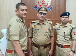 वरिष्ठ लिपिक चंद्र भूषण सिंह बने निरीक्षक एसएसपी डॉ. कौस्तुभ ने पिपिंग सेरेमनी में कंधे पर लगाया स्टार, अधिकारियों-कर्मचारियों ने दी बधाई