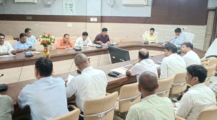 दस करोड़ से अधिक की परियोजनाएं समय से पूरी कराने पर जोर डीएम ने निर्माण कार्यों की समीक्षा की, गुणवत्ता में लापरवाही पर जताई सख्ती