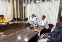 एसआईआर के बाद छूटे मतदाताओं के नाम जोड़ने घर-घर जाएंगे बीएलओ डीएम ने राजनीतिक दलों के प्रतिनिधियों के साथ की बैठक, 18 वर्ष की आयु पूरी कर चुके युवाओं को भी मतदाता सूची में जोड़ने पर जोर