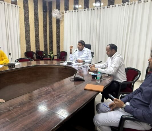 एसआईआर के बाद छूटे मतदाताओं के नाम जोड़ने घर-घर जाएंगे बीएलओ डीएम ने राजनीतिक दलों के प्रतिनिधियों के साथ की बैठक, 18 वर्ष की आयु पूरी कर चुके युवाओं को भी मतदाता सूची में जोड़ने पर जोर