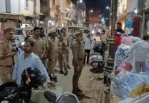 विरासत गलियारे में अतिक्रमण पर सख्ती, सड़क पर खड़े वाहनों के चालान फुटपाथ खाली करने को दुकानदारों को चेतावनी, राजघाट पुलिस ने पैदल गश्त कर किया जागरूक