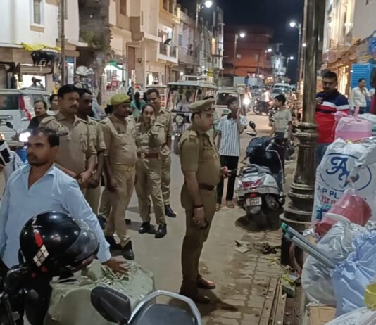 विरासत गलियारे में अतिक्रमण पर सख्ती, सड़क पर खड़े वाहनों के चालान फुटपाथ खाली करने को दुकानदारों को चेतावनी, राजघाट पुलिस ने पैदल गश्त कर किया जागरूक