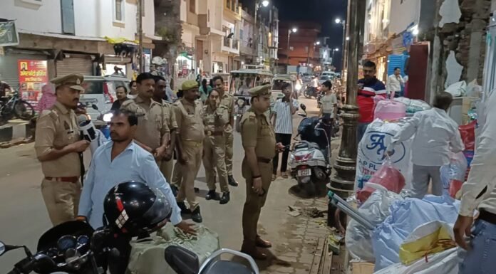 विरासत गलियारे में अतिक्रमण पर सख्ती, सड़क पर खड़े वाहनों के चालान फुटपाथ खाली करने को दुकानदारों को चेतावनी, राजघाट पुलिस ने पैदल गश्त कर किया जागरूक