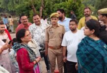 मुंशीगंज में पैदल पुल की मरम्मत और सौंदर्यीकरण के निर्देश डीएम ने सई नदी पर बने पुल का किया निरीक्षण, दीर्घकालिक योजना के तहत घाट निर्माण की तैयारी