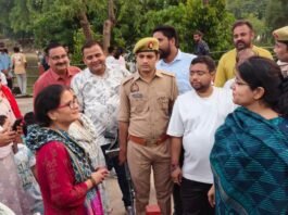 मुंशीगंज में पैदल पुल की मरम्मत और सौंदर्यीकरण के निर्देश डीएम ने सई नदी पर बने पुल का किया निरीक्षण, दीर्घकालिक योजना के तहत घाट निर्माण की तैयारी
